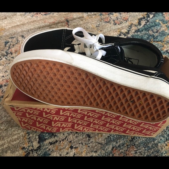 Old Skool black and white vans - Picture 2 of 3